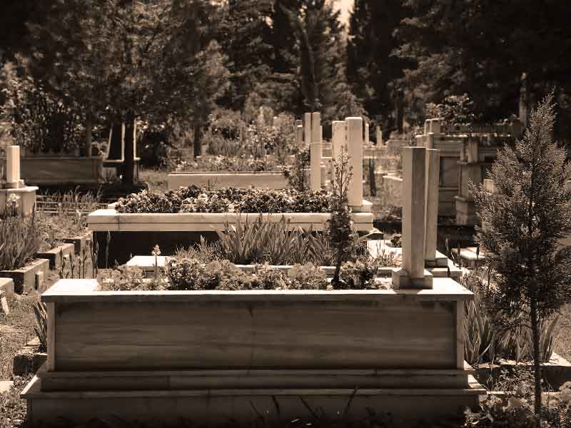 Mezarlıklar kendini vazgeçilmez sananlarla dolu hikayesi nasıldır?